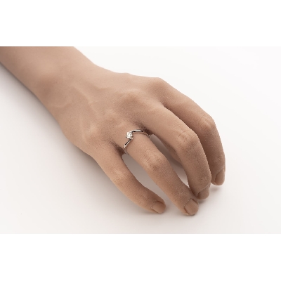 Помолвочное кольцо с Бриллиантом "В объятиях любви 107"
