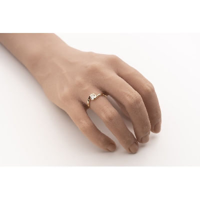Zelta gredzens ar briljantu "Mīlestības apskāvienos 103"